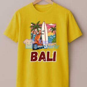 Kaos Souvenir Bali Kuning – Skuter Klasik & Surfboard, Sunset Pantai