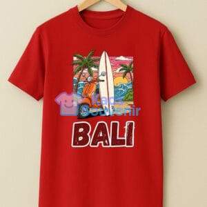 Kaos Souvenir Bali Merah – Skuter Klasik & Surfboard, Sunset Pantai