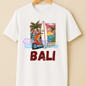 Kaos Souvenir Bali – Skuter Klasik & Surfboard, Sunset Pantai